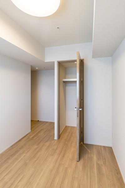 洋室1のウォークインクローゼットです。荷物はたっぷりしまい居室部分は広々とお使いいただけます。