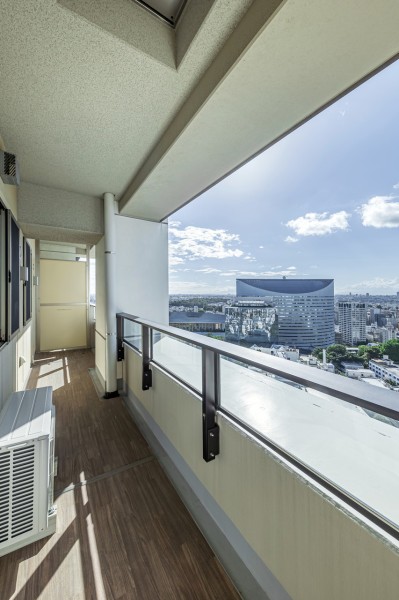 爽やかな風が感じられるリフレッシュにぴったりなバルコニーです。通気性、見晴らしの良い高層階は都会の生活をより高めてくれます。