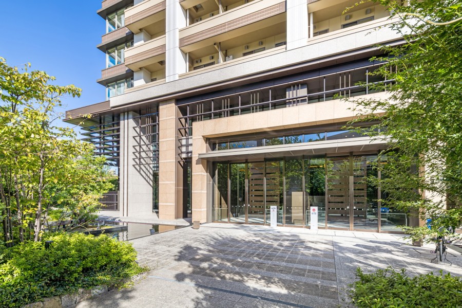 水の音が心地よいエントランスが迎えてくれます。忙しない都心で躍動し帰るあなたのほっとする住まいになりそうです。