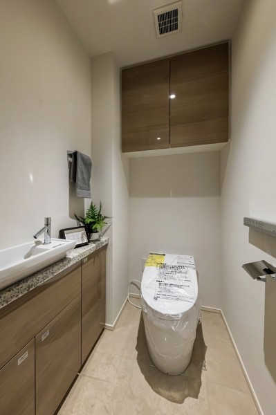 レストルームには洗練されたお部屋にぴったりなスタイリッシュなタンクレストイレが設置されています。手洗い場や収納に便利なカウンターも備え付けです。