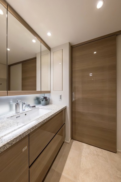 ゆとりのある洗面化粧台は大きな鏡が印象的なラグジュアリーな空間です。鏡の裏も収納になっていますので、細かな物が多くなりがちな洗面周辺もきれいに整頓することがきます。