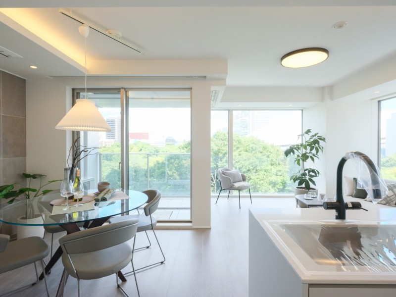 目の前に広がる緑豊かな小石川後楽園が望めます。四季折々の木々の変化を感じながら、都市生活のやすらぎを深める、快適な暮らしが叶う住まいです。