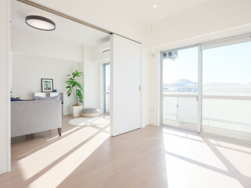 リビングに隣接した洋室1はお部屋全体がまとまりのあるお洒落な空間に統一しやすいお部屋です。デスクを置いてスタディスペースとしてもお使いいただけます。