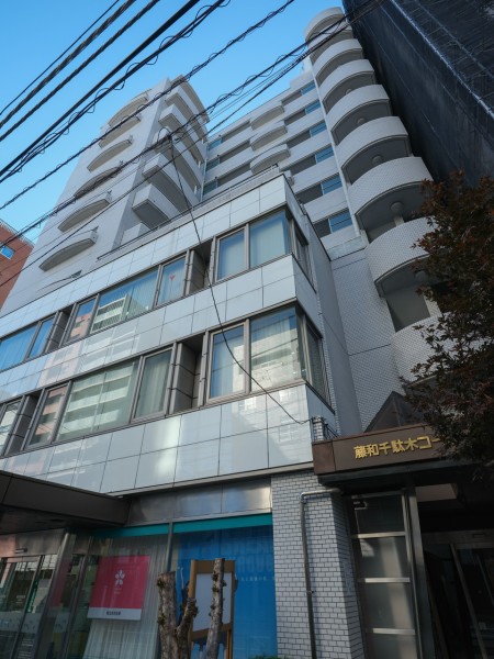 『西日暮里』駅より徒歩7分。人気の文京区千駄木3丁目に位置し、スーパーやコンビニエンスストアが近くにあり生活のしやすいマンションです。『千駄木』駅からも徒歩6分なのでアクセスが快適な日々を叶えます。