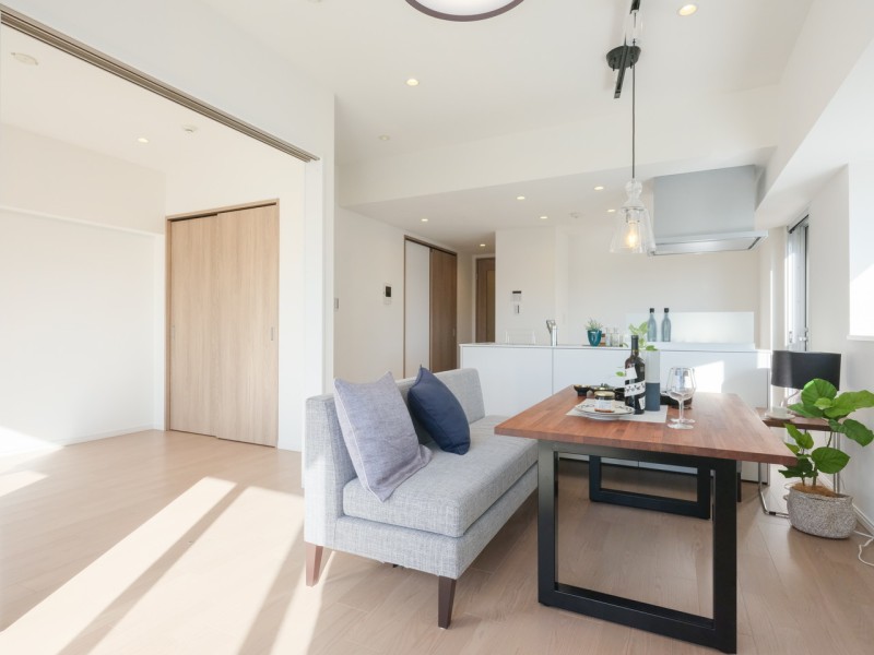 隣の洋室の扉を開け放し、広々としたリビングとしてお部屋をご利用いただけます。エアコンを備え付けですので、快適に新生活をスタートしていただけます。