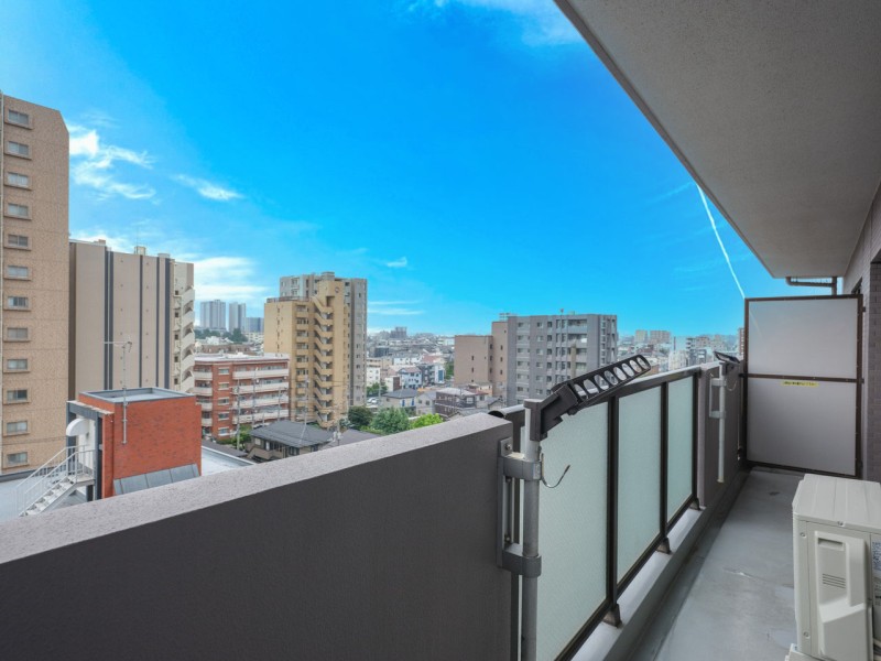 心地よい陽光を取り込み、空間をゆるやかに紡ぐ南向きのバルコニーです。爽やかな風が感じられるリフレッシュにぴったりな空間です。