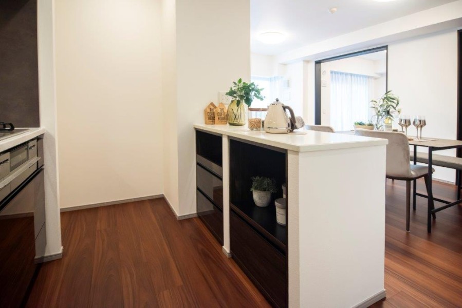 キッチンとお揃いのカウンターがあり、食器の収納や作業スペースとしてとても便利です。人気のお洒落家電をお洒落にディスプレイしていただけます。