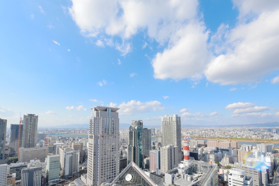 大阪の中心、梅田エリアに堂々とそびえ立つ43階建てタワーレジデンスです。まだまだ変化していく大阪の街並みと、淀川の流れが調和した大阪らしい眺望です。淀川花火大会を眺めることが出来ます。