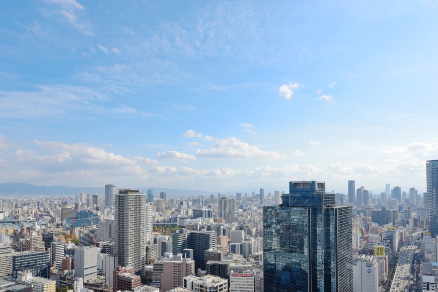 39階部分、南側の眺望です。リビングに入った瞬間に目に飛び込んでくる一面の窓から、大阪の街並みを眺めることが出来ます。遮る物のない開放的な眺望をたのしむことができます。