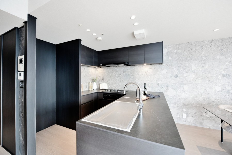 田中工藝社製の造作システムキッチンを備え付けました。街や建物の雰囲気ともマッチするスタイリッシュなブラックのキッチンと、リビング壁面のタイルが空間を演出しています。食器洗浄機完備で家事の時短にも役立ちます。