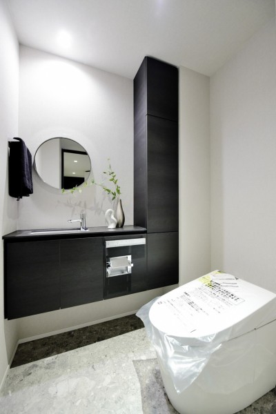 TOTO製タンクレストイレ採用、スッキリとした空間を演出しています。キッチン同様田中工藝社製の手洗いカウンターを設置、お部屋の雰囲気に合った洗練されたデザインになりました。