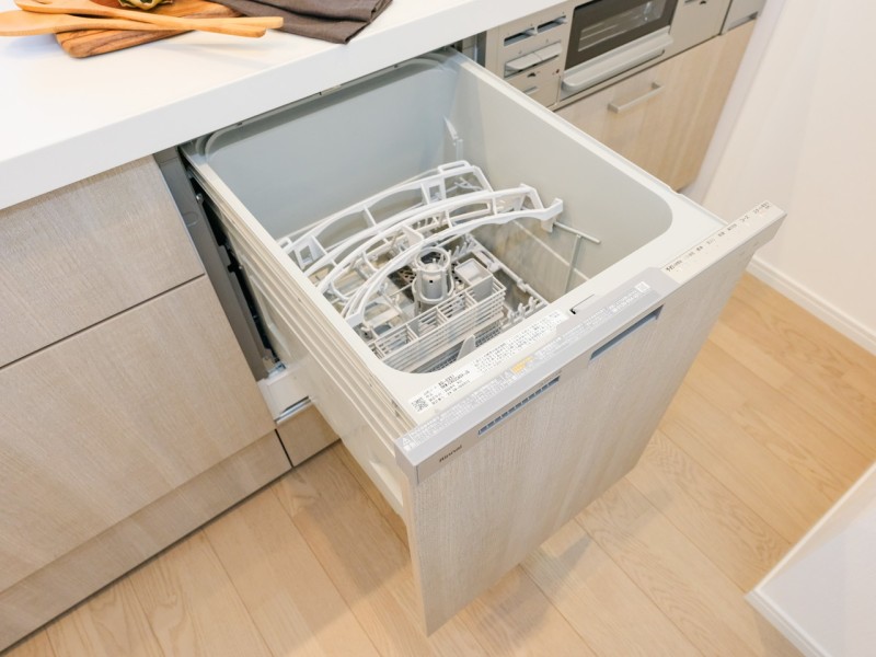 ◆食器洗浄乾燥機◆家事の時間を短縮できる優れもの。さらに節水・節約を同時に行うことができるので、大変人気があり重宝します。