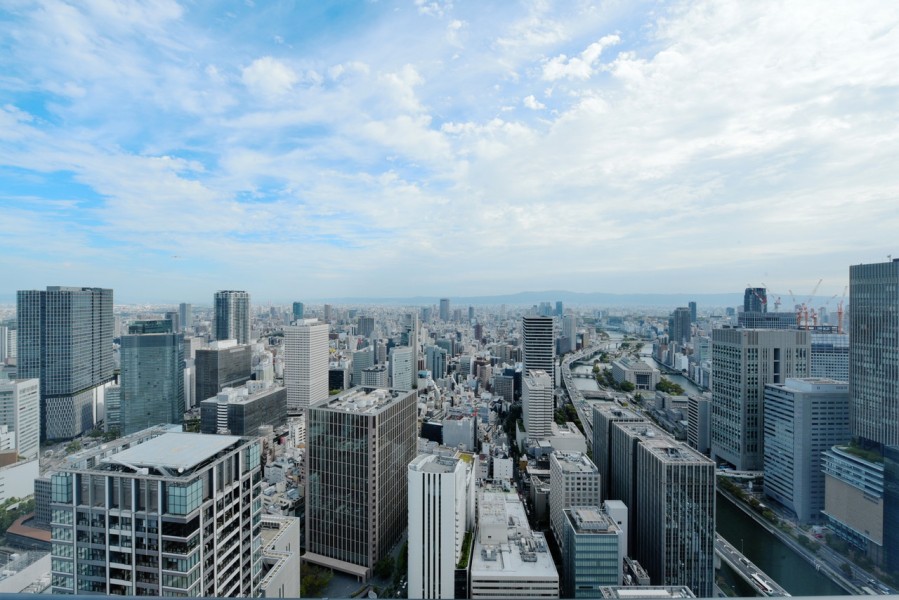 46階部分premiumフロアから堂島川、中之島公園、大阪城を望む眺望があります。天井高を活かしたダイレクトフルワイドウィンドウから眺めるパノラマ眺望をお部屋の中から楽しむことができます。
