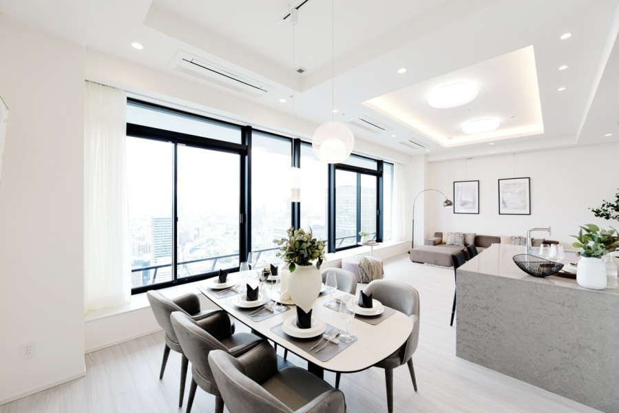 天井高約3.2ｍ、約30.5帖の広々としたLDKです。床暖房も完備しており、冬も足元から温かく快適に過ごすことができます。大きな窓から気持ちの良い朝日を感じ、一日の始まりを迎えることができます。