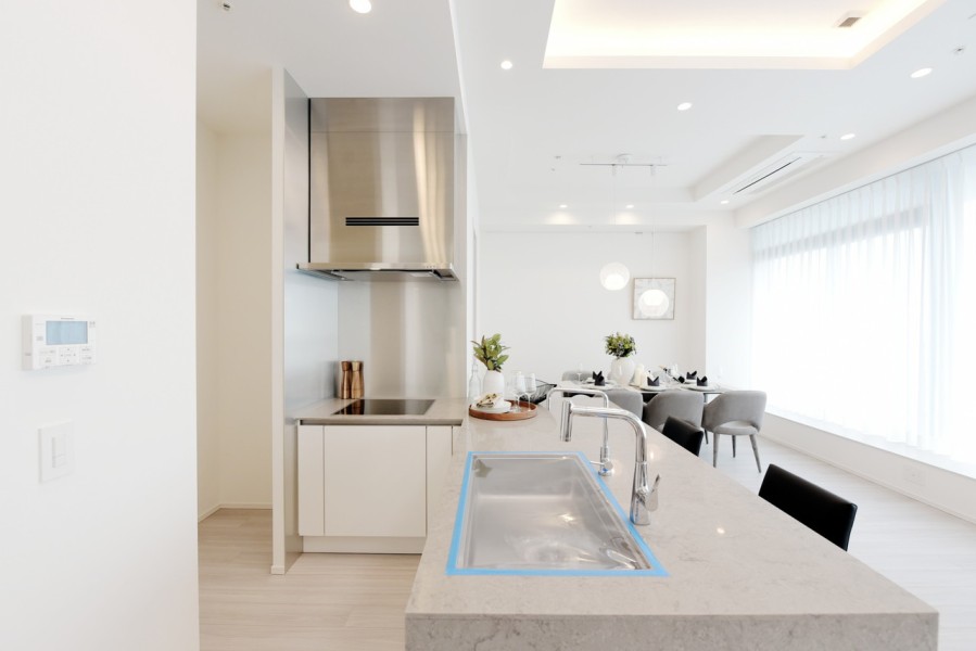 .L字型のキッチン、4口IHクッキングヒーター、食器洗浄機完備です。目の前に広がるパノラマ眺望を楽しみながら家事が出来ます。背面にはたっぷりのスペースがありますので、食器類などもしっかり収納出来ます。