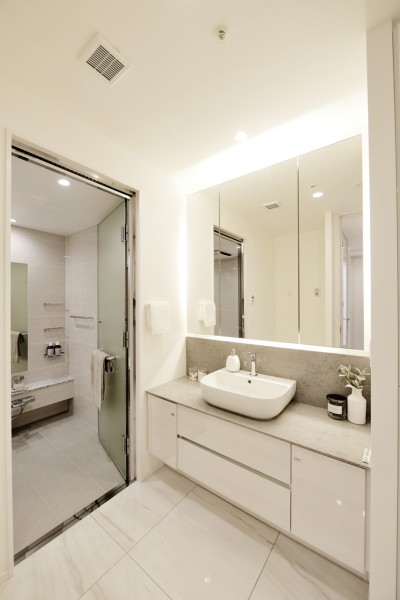 大きな三面鏡で鏡裏もたっぷりと収納可能です。間接照明が美しくし周囲を照らし、明るく清潔感のある空間で身だしなみを整えやすくなっています。