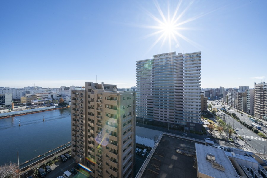 大きな空と運河を望む眺望です。凛とした空気が流れこみ、広々とした青空の鮮やかなコントラストが楽しめる、のびのびとした景色が広がります。
