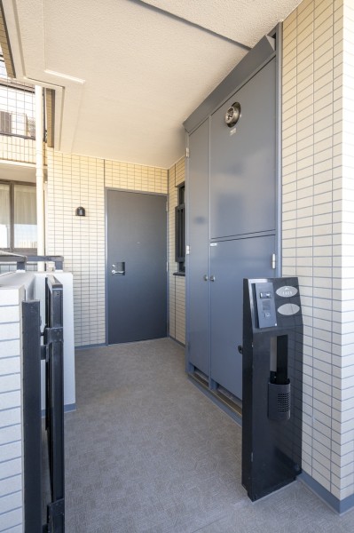 ポーチ付きでプライバシーが守られた玄関前です。カメラ付きインターホンが付いているので、防犯面でも高い効果が期待できます。