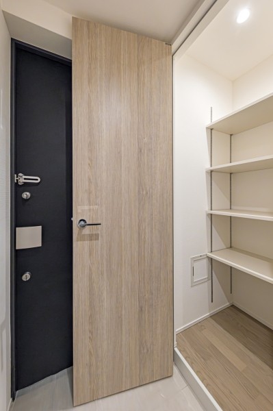 靴やブーツなどをたっぷり収納できるシューズインクローゼットです。ご家族のお手持ちのシューズをきれいにしまえるので玄関はいつもすっきり。履きたい靴もすぐに見つけられます。