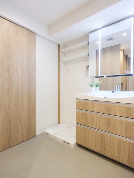 高機能なPanasonic製洗面化粧台を新規設置。三面鏡裏や足元の収納など使いやすさも兼ね備えています。ハンドシャワー付きなので洗髪にも使えるほか、お掃除の際にも便利です。
