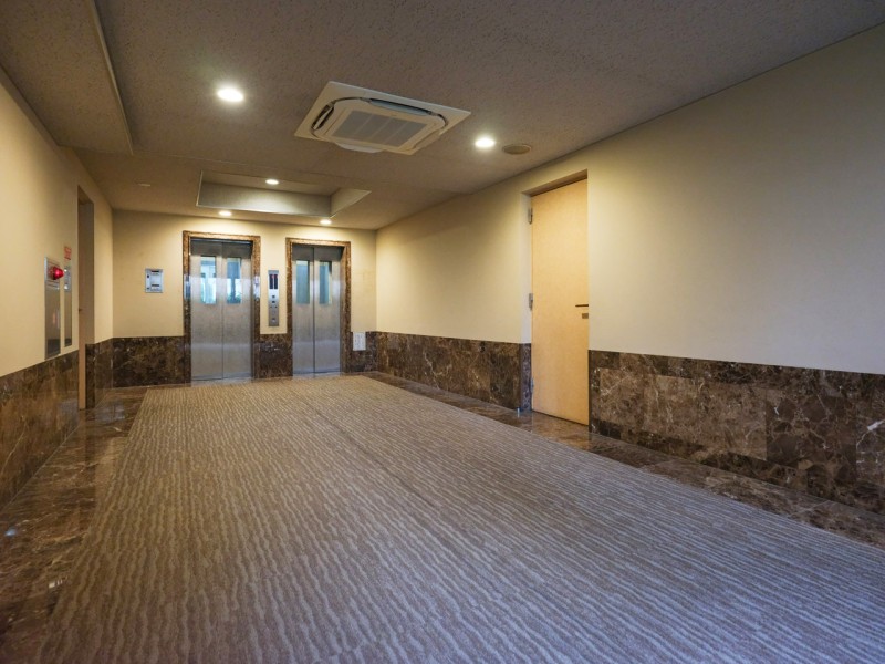 ◆エレベータ二基◆共用部にはエレベーターが二基完備されているので、マンション内の移動も快適です。共用部は清潔に保たれ、住まう方が気持ち良く暮らせるよう管理が行き届いています。