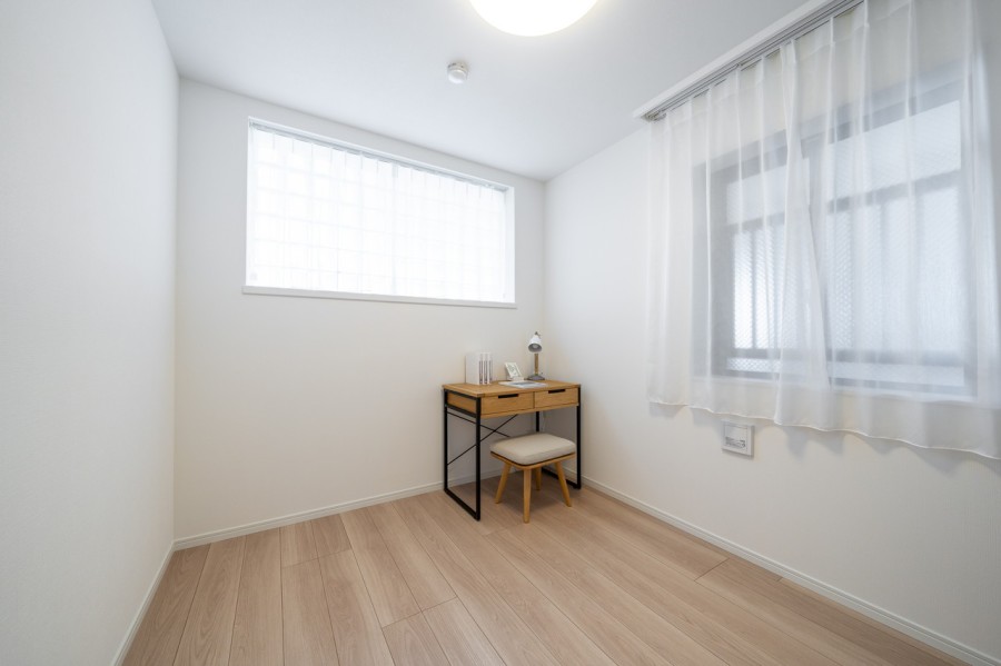二面採光で明るい空間に包まれた洋室2です。クローゼットが備え付けなので、スッキリとしたお部屋を保つことができそうです。