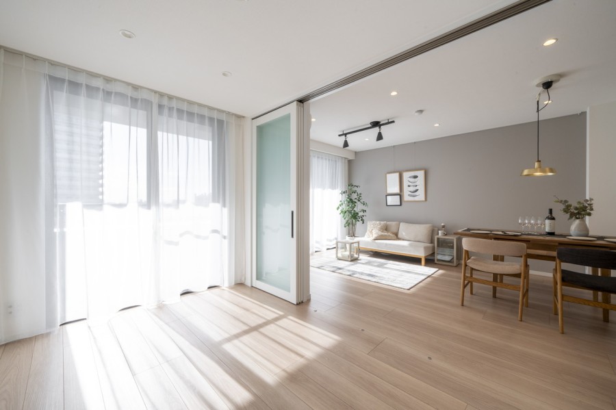 暖かな光が差し込む南向きの洋室3です。リビングと洋室3を仕切る扉は、ライフスタイルをシームレスにするガラス扉を用いました。リビングからの光も取り込めて、よりすっきりとした印象の仕上がりです。