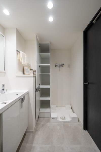 ◆洗面室収納◆洗面室にはタオルや着替え、洗剤などの収納に便利なリネン棚を備え付けました。こまごました物が多くなるスペースだからこそ、使いやすさを重視した工夫を詰め込みました。