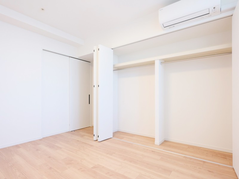 洋室1には間口の広いクローゼットがあり、居住スペースを広々とお使いいただけます。ゆとりのある広さで居室部分を広々とお使いいただけるので、主寝室におすすめです。