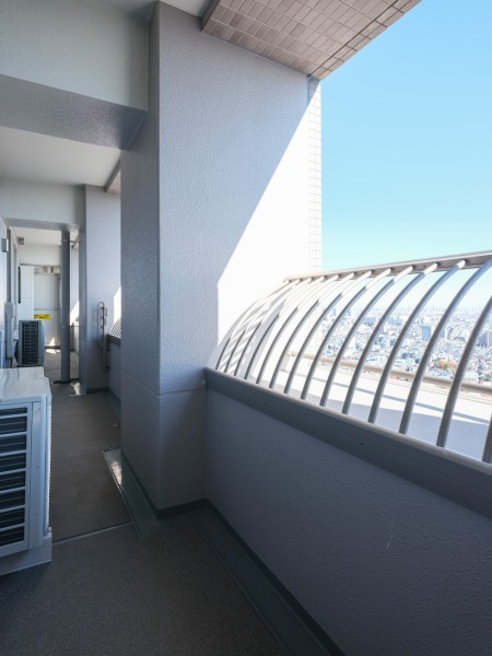 東側の広々としたバルコニーです。朝日を居室に取り込み、すがすがしい朝を知らせてくれるスペースです。見晴らしの良い高層階は都会の生活をより高めてくれます。