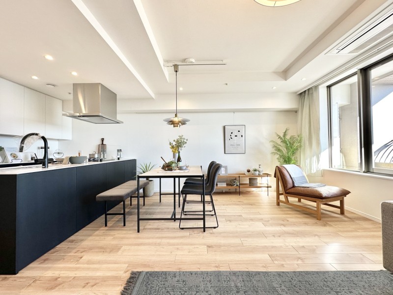 約24.3帖の贅沢な広さのリビングダイニングキッチンです。リュクスな暮らしが叶うリビングは木の温もりと上質感を味わえるお部屋です。毎日が忙しいあなたもほっと一息つける安らぎの空間です。