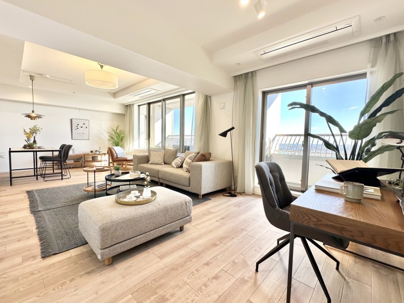 トリニティの上質なフローリングに温もりを感じ、より一層気品溢れる空間を演出します。31階のお部屋には明るい自然光が差し込み、穏やかな毎日をお過ごしいただけます。