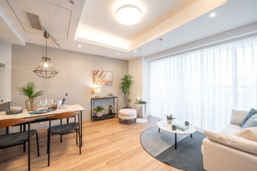 窓からたっぷりの光が注がれる、安らぎのリビングダイニングです。天井は勾配天井になっており、広々と開放的に感じられ穏やかな時間を纏う心地よい空間です。