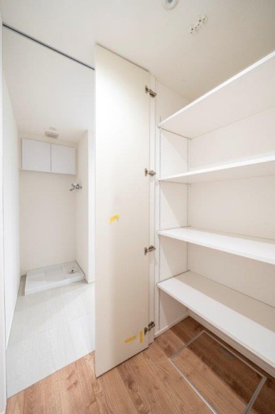 廊下にも収納を設置しておりますので、日用品や非常災害備蓄品などもしっかりと収納ができるので、お部屋がスッキリと片付けられます。
