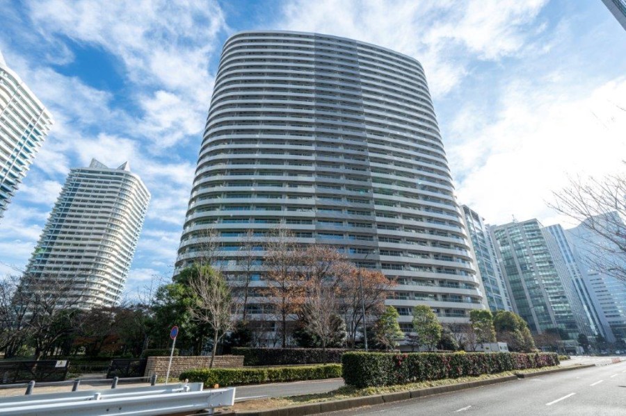 楽しみが尽きない『みなとみらい』駅徒歩1分！穏やかな空気が流れる、のびやかな佇まいは、いつの時代も輝きを失わないタワーマンションです。海からの風を感じながら、毎日のランニングやお散歩にも最適な環境です。