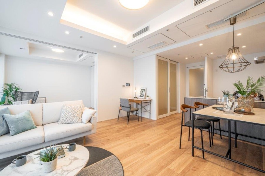 窓からたっぷりと自然光が入りますので、広めのリビングでゆったりとくつろぎの時間をお過ごしいただけます。床材にはトリニティのチェスナットを採用し、上質で温もり溢れる住まいを演出します。