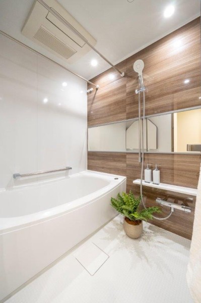 毎日のバスタイムを贅沢に、豊かにしてくれるバスルームです。美しいカーブと全身を包み込むような入浴感が特長の浴槽は、くつろぎの空間が演出してくれます。1418サイズで、ゆったりとおくつろぎいただけます♪