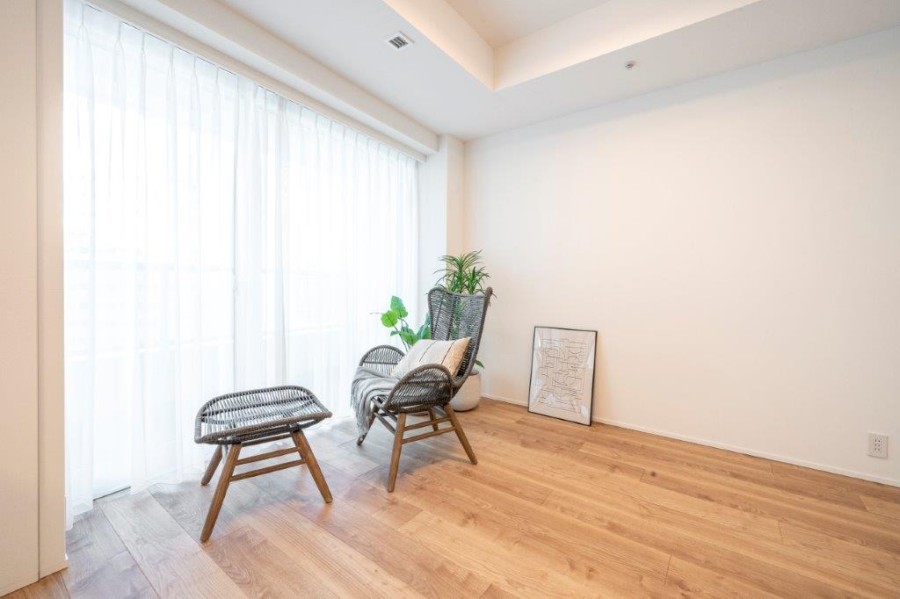 約7.3帖の洋室1はバルコニーに隣接しているので、明るく、過ぎゆく時間をのんびりと感じることができる空間です。リビングに隣接していますので扉を開放して使用することもできます。