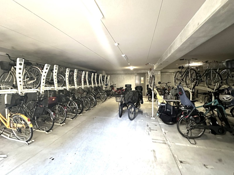 駐輪場には屋根があり、雨の日も濡れないので自転車も傷みにくく、乗り降りもしやすく便利です。最新の空き情報や詳細につきましては担当者までお問い合わせ下さい。