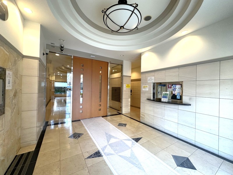 総戸数64戸、2002年建築のマンションです。2017年に大規模修繕工事実施済みで、管理体制もしっかりしています。事務所使用可能（使用細則あり）です。