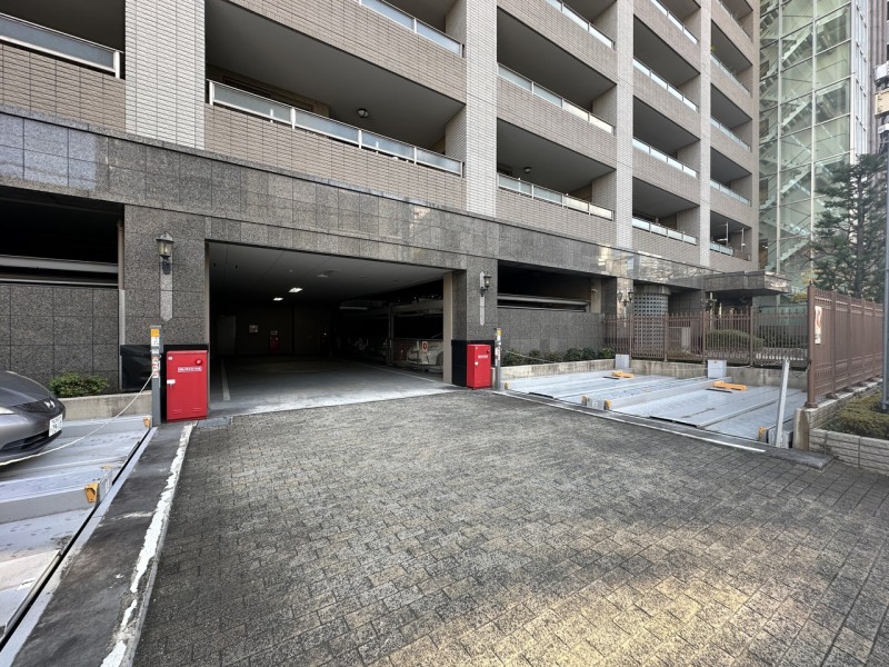 駐車場料金は17000～19000円と経済的です。（空き状況を保証するものではありません。サイズ等の詳細は担当までお問合せください）