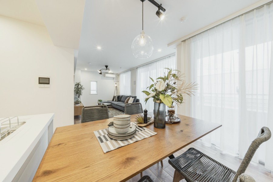 心がほっとするナチュラルで柔らかな素材感が特徴の内装です。どんな家具とも馴染みの良い内装で、インテリアを考えるだけで胸が高鳴ります。めいっぱいの開放感を手中に、穏やかな空気が流れるお部屋です。