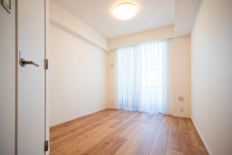 廊下からアクセスする洋室1は約6.1帖のお部屋です。柔らかな日差しが差し込み、ゆとりのある空間の中で、快適なプライベート時間をお過ごしいただけます。