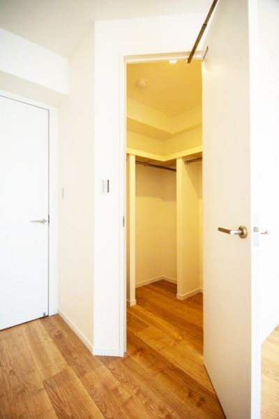 洋室1のウォークインクローゼットです。お洋服から小物までたっぷり入る充実の収納を叶えましたので、お部屋をすっきりと整頓することができます。