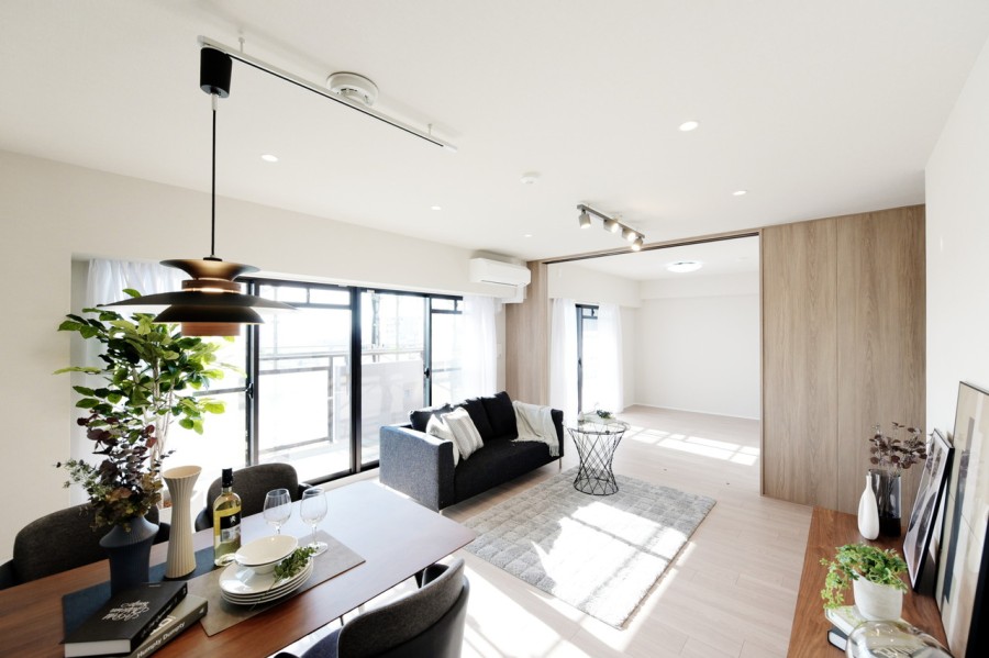 12階部分、南西角住戸ですので陽当り・眺望・通風良好です。前面を遮る建物はないので、開放感あふれる眺望が楽しめます。床暖房を完備しており、家族が自然と集まるくつろぎのスペースになりそうです。