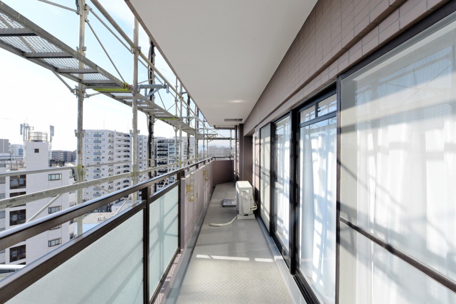 南と西に大きく展開するＬ字型のバルコニーです。お部屋の中に明るい光と風を取り入れ、快適な空間を保ってくれます。広々しているのでお洗濯物も気持ちよく干せそうです。