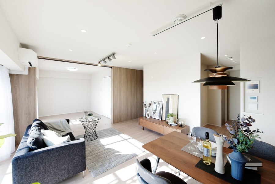 南向きの大きな窓から明るい光が差込むLDKです。室内は全面リフォーム済みで、綺麗なお部屋で新生活をスタートできます。エアコン1基新規設置済みです。床暖房マットも交換済みですので、安心してお住まい頂けます。