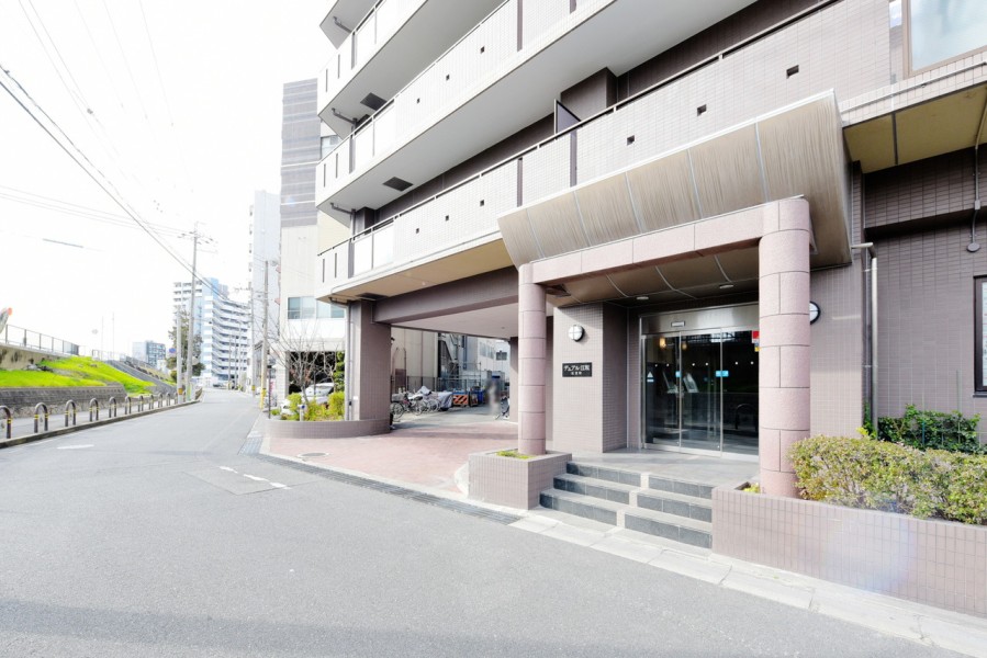 江坂駅から梅田駅までは乗車約11分で到着しますので、都心への通勤も、休日のお出かけも非常に便利です。北へ足を伸ばせば服部緑地もあり、緑の多さと利便性のバランスに優れた住みやすい住環境が魅力的です。