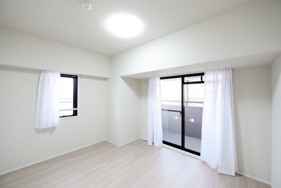 洋室1（約7.0帖）は二面採光、バルコニーもあり優しい光と風が入ります。リビングから離れて静かに心と体を休めることができますので、主寝室等におすすめです。