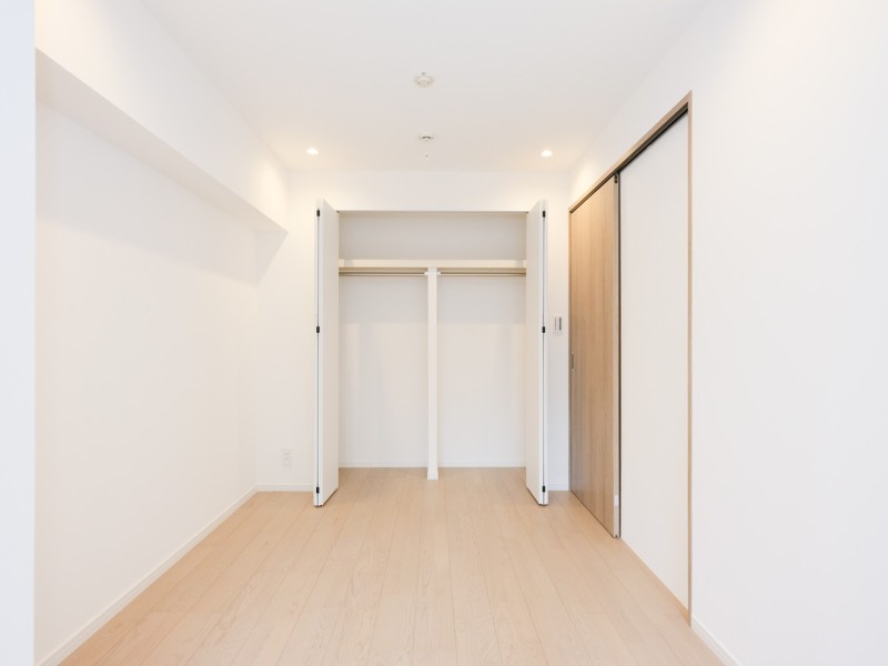 約7.0帖の洋室1は主寝室にぴったりなゆとりあるお部屋です。間口の広いクローゼットがあります。